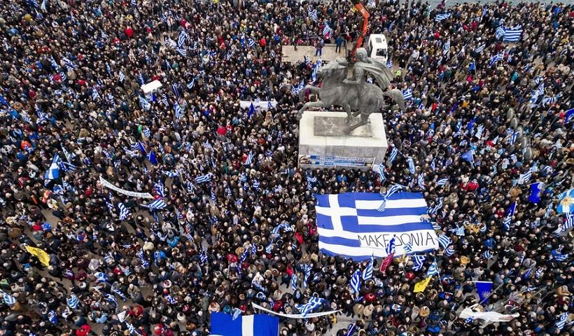 Υβριστικά φέιγ βολάν κατά του συλλαλητηρίου γέμισε η Αθήνα (εικόνες)